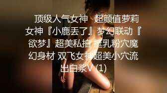 找个按摩女上门服务，扒下大哥裤子撸大鸡巴深喉口交