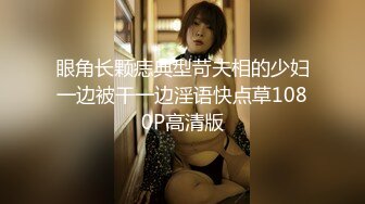  00后小姐妹在床上一起伺候小哥，交大鸡巴舔乳头，互相抚慰玩弄骚穴和奶子，让小哥床上床下各种抽插爆草