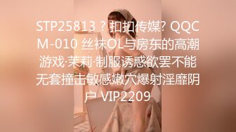 漂亮制服美女3P 身材嬌小 同時伺候三根肉棒 嘴叼逼插 被無套輸出 非常享受舒坦