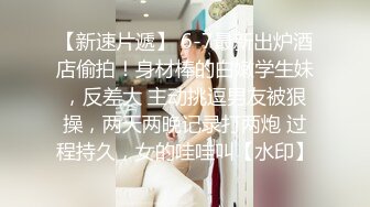 眼镜金发双胞胎妹子一起诱惑给你看，扭动屁股脱光光扣穴，抬起双腿掰穴一起揉搓，拿出道具摩擦抽插，互舔奶子舔逼