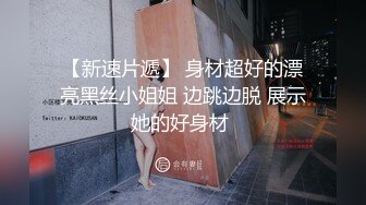 STP25022 【年纪不大小妞太骚了】暴力扣穴，粉粉肥逼假屌猛捅，从下往上视角拍摄，双指扣入一直流水，小逼好痒淫语骚话