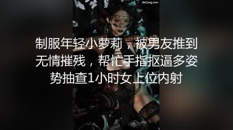 蜜桃美女在健身房里骚穴塞着震动器 大屁屁一扭一扭 被高潮了好几次身体都在颤抖 隔壁跑步机上还一直盯着我