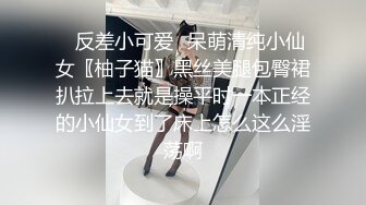 黑客破解家庭摄像头在家输液小少妇闲不住和老公沙发啪啪干到一半咬老公奶头真他妈的骚