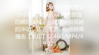 写字楼女厕蹲守开叉裙蓝高跟美少妇,椭圆形v的无毛穴口大张着发骚