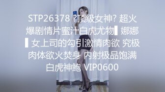 超棒美女3P淫乱盛宴✅享受后入的同时当然嘴里也不能闲着啦，说这个姿势是涨的我满满的，身上麻，