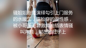 长相甜美的纹身混子小情侣，抽着小烟操着逼无套啪啪女上位狠狠操后入