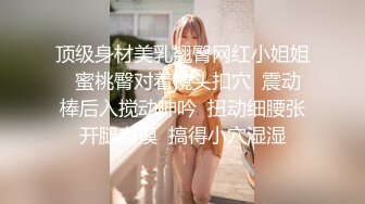 骚气美少妇线下约炮粉丝开房啪啪，特写口交舔屌带上套子骑乘，边操边摸大奶子，男的不得行搞几下JB软了