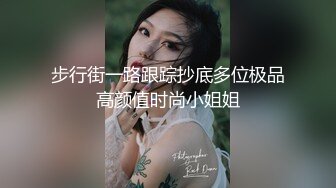 姐妹榨汁机，丝袜高跟大长腿一起伺候大哥，一起跪在地上给大哥舔鸡巴