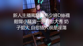 小吃店女厕全景偷拍服务员撅屁股尿尿