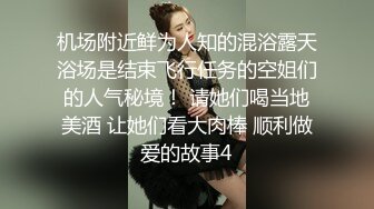 【抖音闪现】不经意的走光，小少妇家中练习倒立，不小心露奶，慌忙中害怕被封