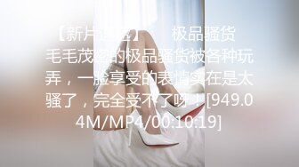 嫩嫩甜美少女，较小身材，极品美穴，手指放在下面抽插，揉搓肥穴，低低呻吟，让人欲罢不能