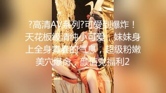  性感红唇骚女两男一女淫乱啪啪，非常迫不及待快过来呀，双屌左右一起交还说真好吃