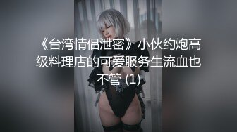 商场女厕偷拍 牛仔裤美女憋不住了 半蹲着尿 好黑的B