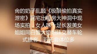 休闲会所里的女技师，玩个小活不断摆弄小哥的大鸡巴，足交口交性感的内裤给你看骚逼，最后把大哥口加撸弄射