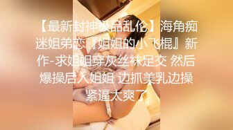 牛仔裤性感小姐姐情趣内裤，半脱下裤子操逼，抓起JB吸吮