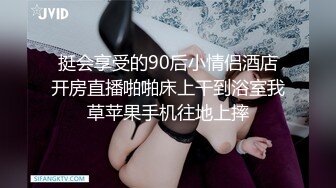 跟随偷窥爱拍照的漂亮小姐姐 皮肤白皙 饱满大屁屁很性感