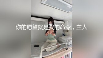  珠光宝气戴名表开豪车的富姐晚上和两个猛男野外3P