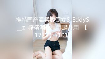 獨自逛商城碎花裙美婦,性感內內都陷肉裏去了