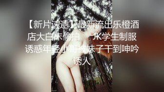 居家小少妇在家跟小哥啪啪，让小哥拿长茄子小黄瓜抽插玩弄骚穴，口交大鸡巴无套抽插，直接内射骚穴给狼友看