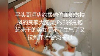 在家調教小女友 毛毛剃光了戴上狗鏈在地上爬 屁屁都被打紅了 各種輕微虐待