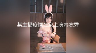 门缝偷窥合租的美女洗澡这身材还是相当的不错