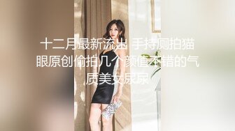 颜值不错的痴女小少妇露脸大秀，听狼友指挥给小哥舔弄大鸡巴，激情性爱椅风骚上位浪叫不断，道具蹂躏骚穴