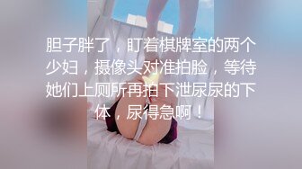 蜜桃臀美少婦下海做樓鳳,網上約狼友來家幹,翹著屁股後入暴艹,老公當導演