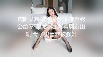 【新片速遞】  外表清纯美女酒店调教！肛塞尾巴口塞球！地上爬行看美足，超嫩粉穴特写，被大哥后入狂草