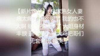 姐妹榨汁机让有钱大哥双飞，丝袜高跟好身材两个极品尤物，一起给大哥口交大鸡巴，轮流爆草浪叫呻吟看了秒硬