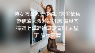 专找丶阿姨玩两小伙3P肉肉熟女，拨开内裤揉搓口交，跪在沙发上后入大屁股，上位骑乘抬腿侧入