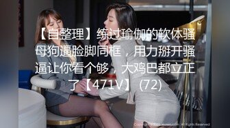  好家伙，两个极品可爱小萝莉女同，脱光光互相搞对方 ，大金链子大叔出场 忍不住也要参与，伸出鸡巴蹭进去