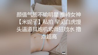 挑逗正在玩电动游戏的男友