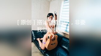 00后小美女就是娇嫩可人，穿着宽大T恤坐在腿上