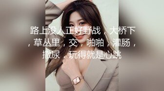 淫乱双飞大奶妹，交叉舌吻双女舔屌，骑乘抽插揉捏奶子，打桩机猛操屁股