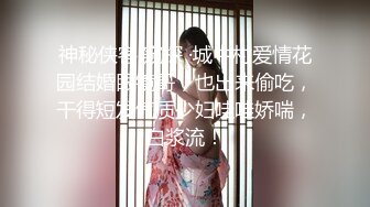 主题酒店情趣圆床上帝视角偷拍胖哥先把苗条美女炮友摸的淫水直流，再用力插她的小逼