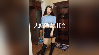 夫妻居家自拍收纳衣服