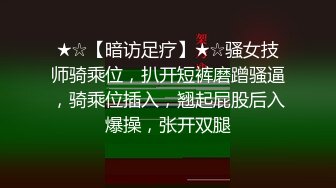 晚上趴墙头偷窥隔壁合租房的打工妹上厕所来月经的妹子也太不讲究了洗完逼逼用穿过的衣服擦下面