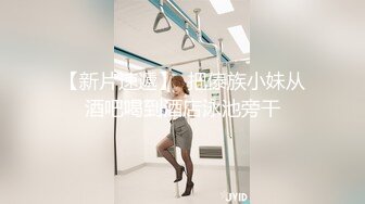 粉穴红唇骚骚美女大战头套男，舔奶子撕裆揉逼跳蛋震动很享受，特写口交大屌侧入抽插，骑上来边操边摸阴蒂