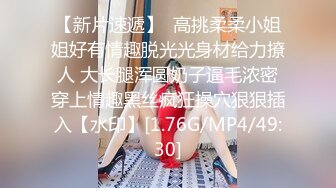 无良女技师在给女顾客做服务的时候开直播偷拍精油推奶子，上厕所功夫露脸漏自己的奶子尿尿给狼友看跳弹塞逼