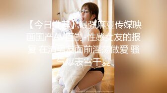 老婆脱下穿了一天的丝袜套在我的鸡巴上口交，射在袜子上又把袜子穿回脚上