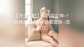 两个年轻小妹伺候叔侄两激情4P啪啪大秀，一起舔弄鸡巴和蛋蛋样子好骚，伺候了小伙子又伺候大哥哥浪叫呻吟