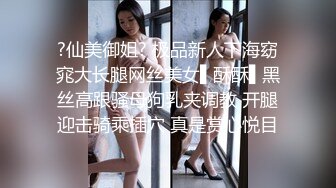 豹纹小少妇露脸精彩演绎，房间里好几哥