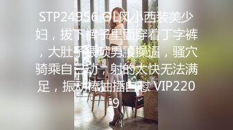 摄影师模特群约拍S级身材极品一字马女模，问她私底下表现怎么样，话里话外暗示她要潜规则，结果激情啪啪，对话精彩淫荡