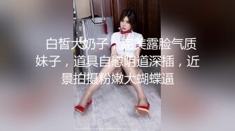 豐滿前三角豹紋內褲騷女到樓頂偷換齊逼短裙