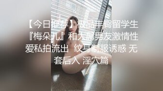 强拉老婆塞着跳蛋故意站人群里，旁边全是老大爷，太有画面冲击感了！